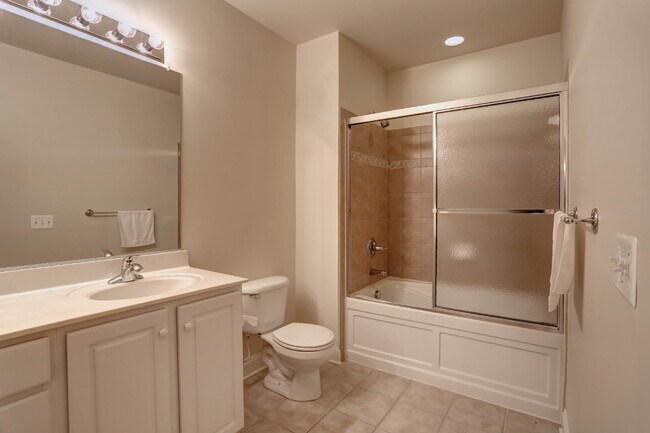 Building Photo - 2BD/2BA Fabulous River Hill Condo