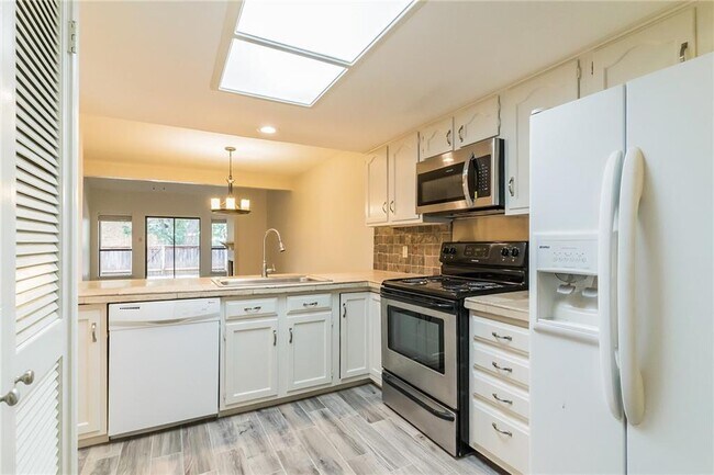 Building Photo - 7211 Lakewood Dr