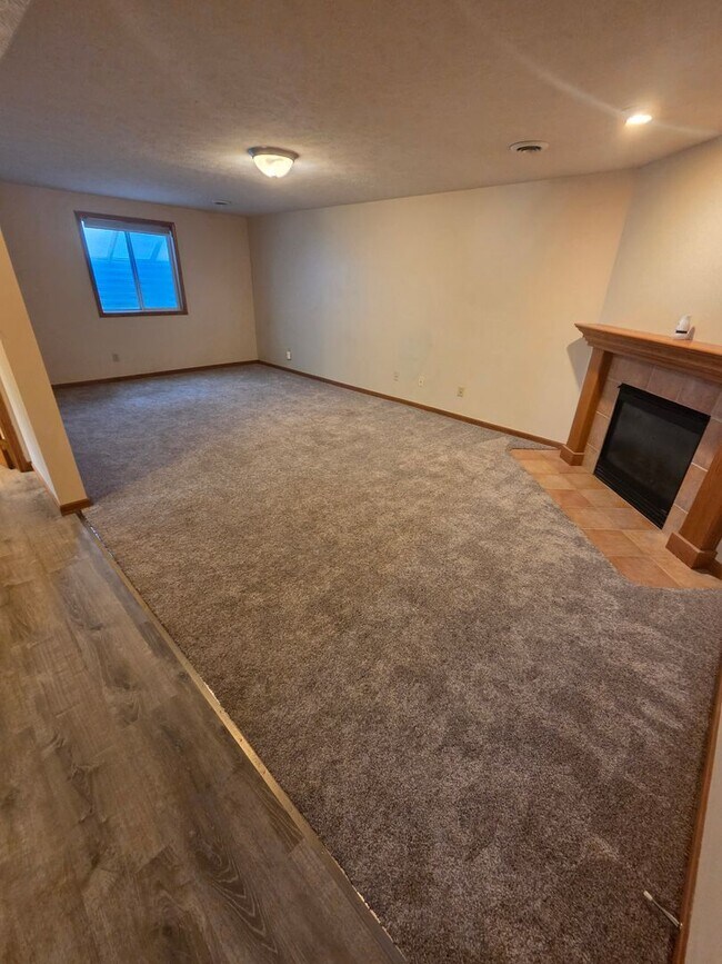 Building Photo - Large 4 Bedroom 3 Bath Single Family