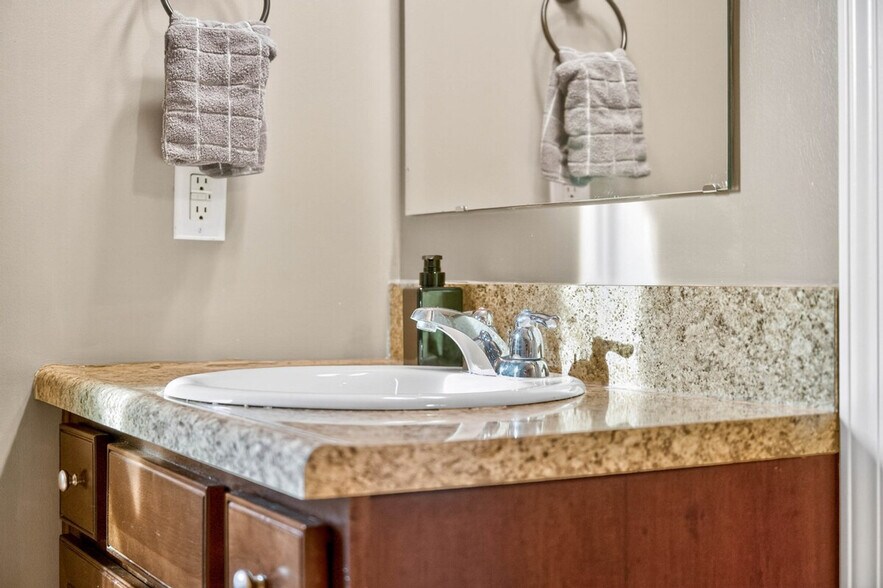 Building Photo - 1961 Creek Bank Dr