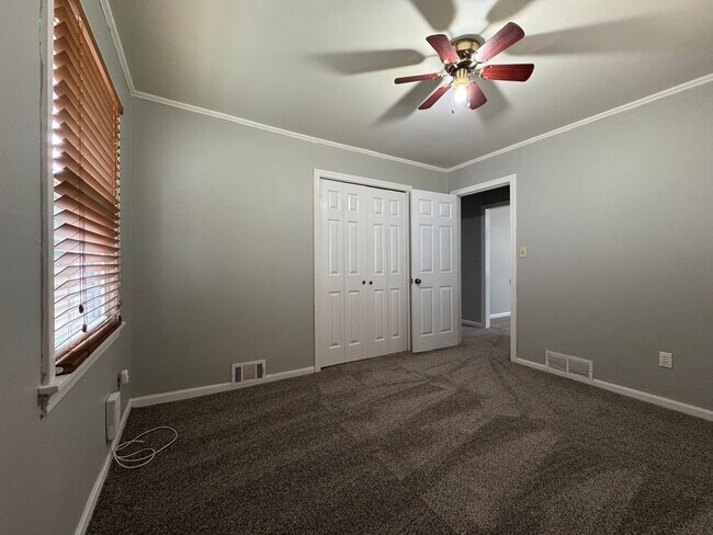 Building Photo - Move in Ready Prairie Village Ranch + Fenc...