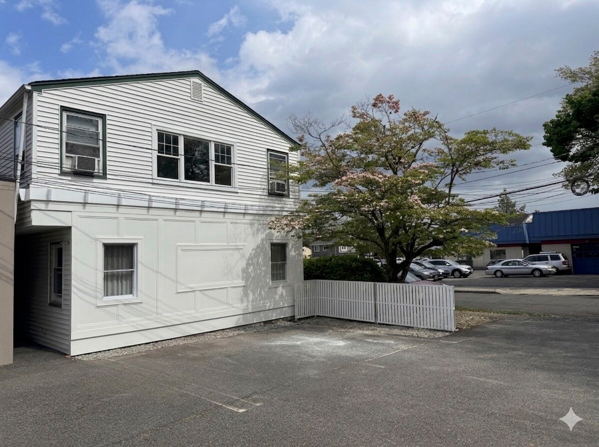 Building Photo - 0-17 Saddle River Rd