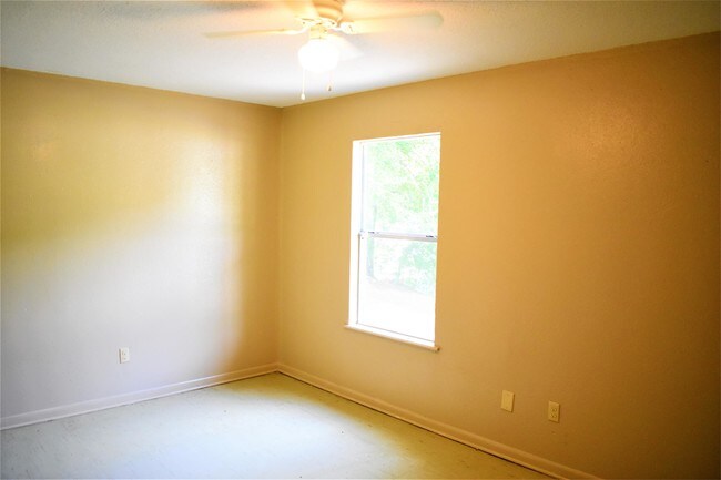 Building Photo - 2005 Railroad St