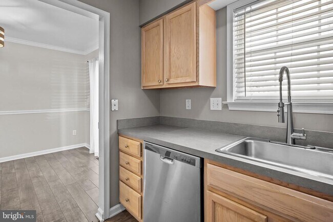 Building Photo - 618 Songbird Ct