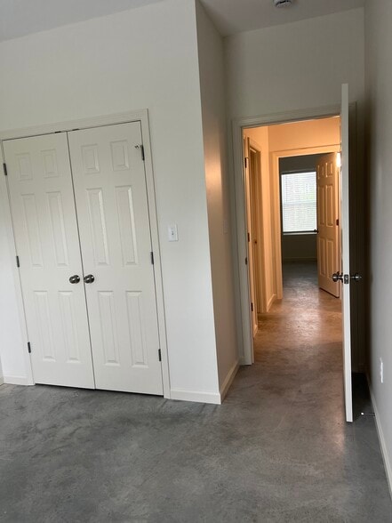 Building Photo - 299 Sara St