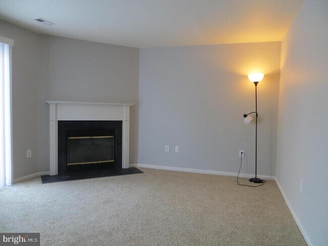 Building Photo - 3606 N Carriage Ct
