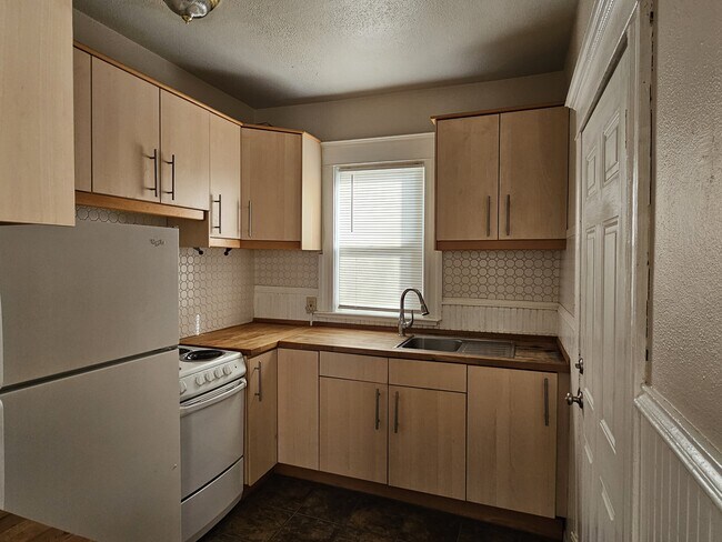 Building Photo - 906 W Colorado Ave