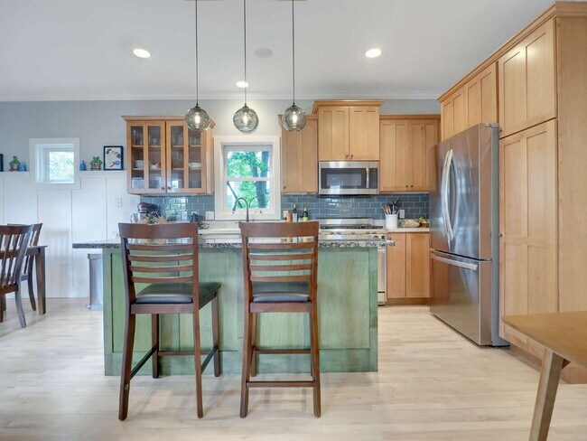 Building Photo - Spacious 4-Bed Gem with 3.5 Baths next to Minnehaha Creek