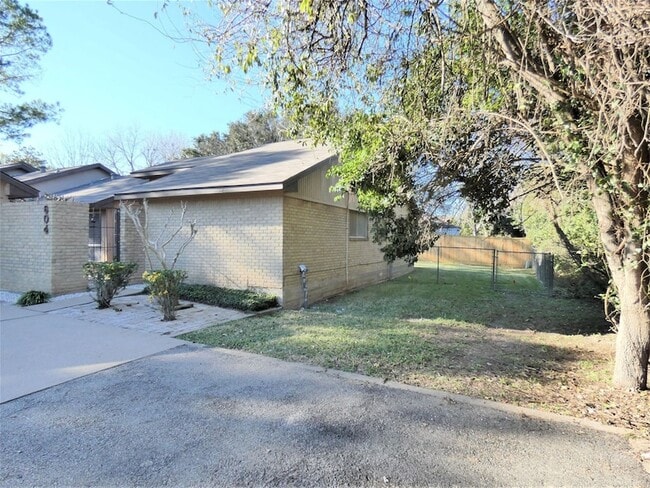 Building Photo - 604 Golfview Dr