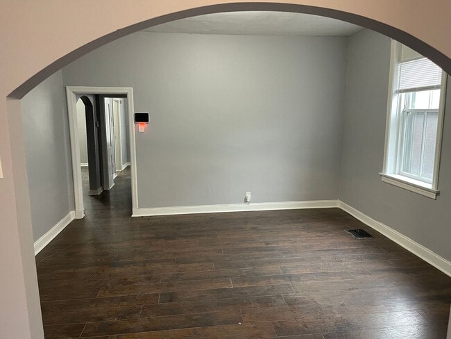 Building Photo - Large Spacious 4 BR 1.5 BA Ready to be Cal...
