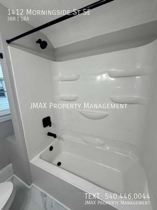 Building Photo - 1412 Morningside St SE