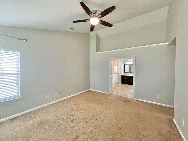Building Photo - SPACIOUS 3 BEDROOMS!
