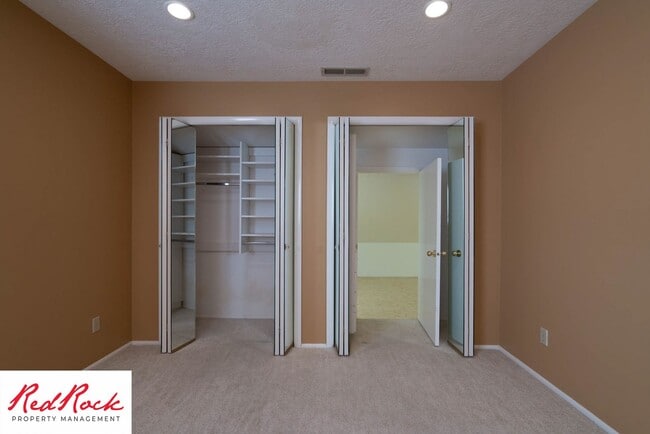 Building Photo - Spacious 5 Bedroom Home in A Quiet Communi...