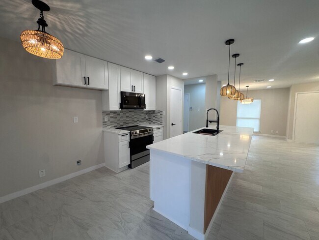 Building Photo - Newly Remodeled 3 Bd | 2 Ba | 2 Car Garage in NW Oxbox! Move In Ready!