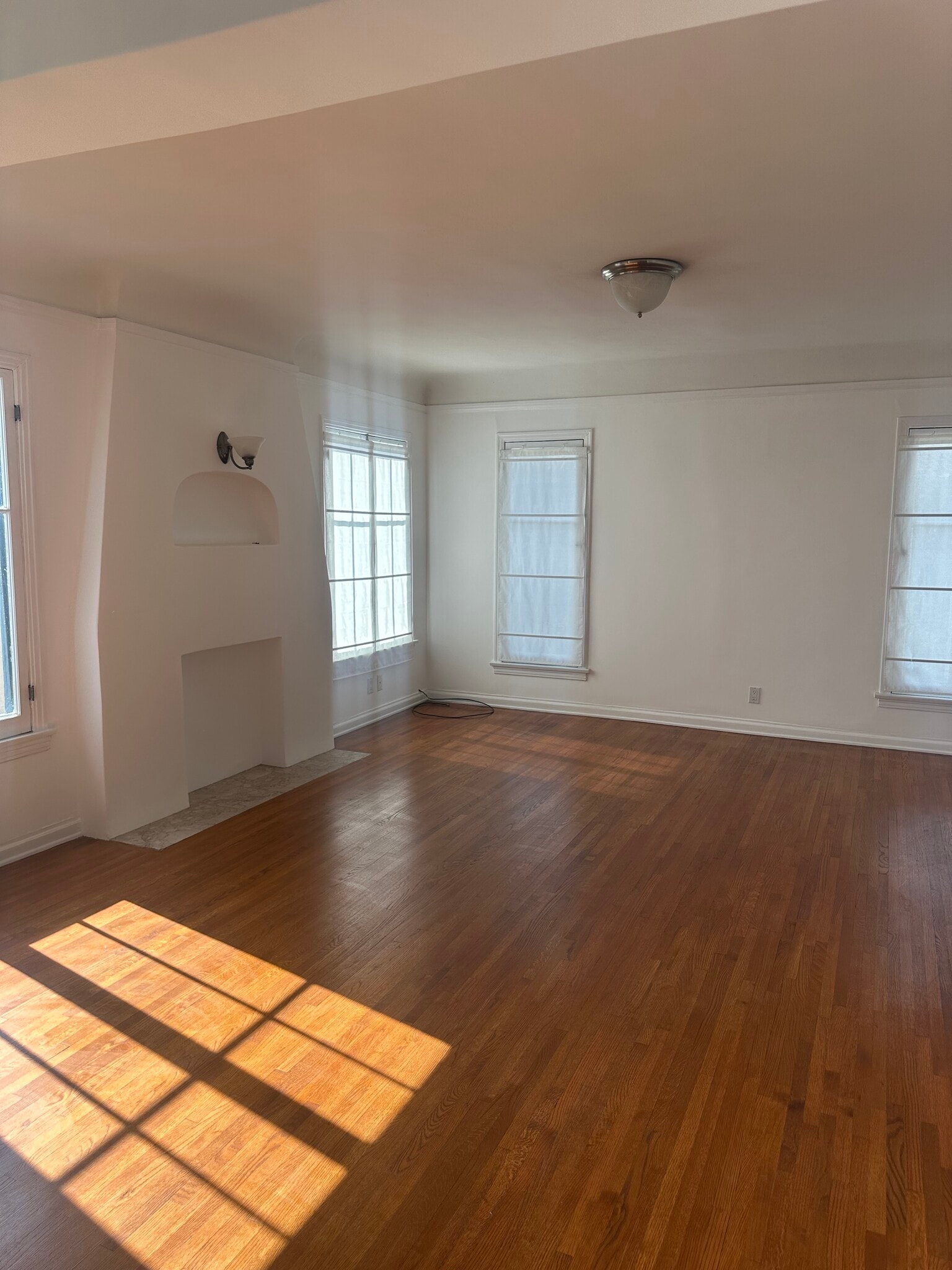 Living room - 612 N Plymouth Blvd