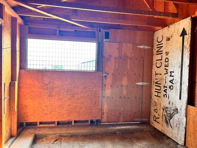 Building Photo - 10 Acres of Horse Property in Victor!