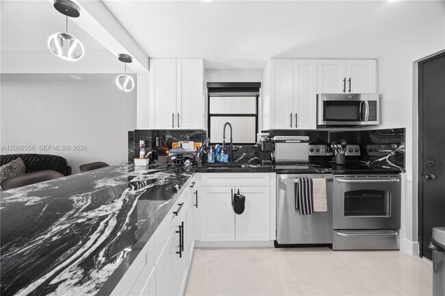 Building Photo - 2302 S Cypress Bend Dr