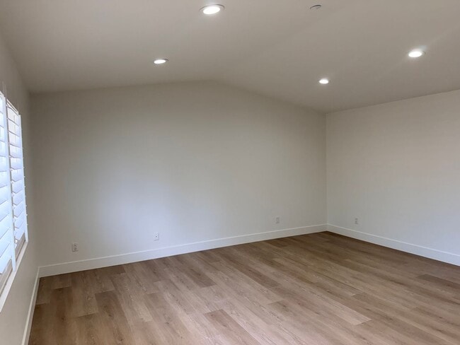 Building Photo - Amazing 5 bedroom home for rent in North Fontana