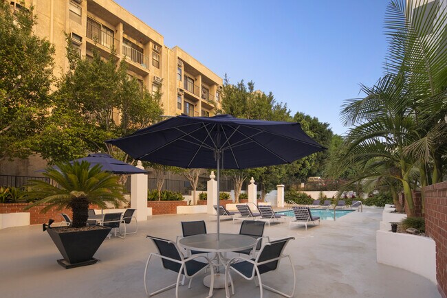 Building Photo - 7135 Hollywood Blvd