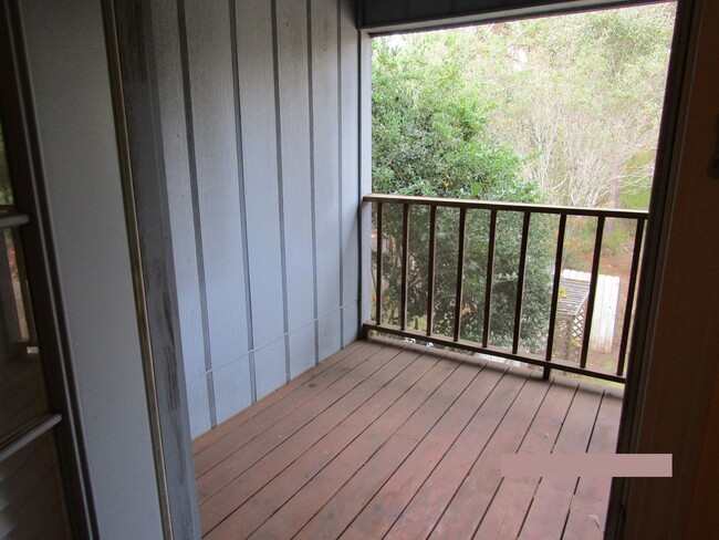 Building Photo - Screened-In Patio!