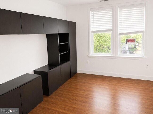 Building Photo - 1352 Longfellow St NW