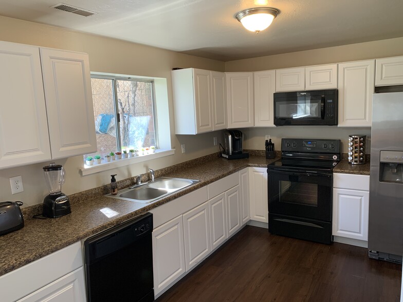 Building Photo - 1324 E 4200 S