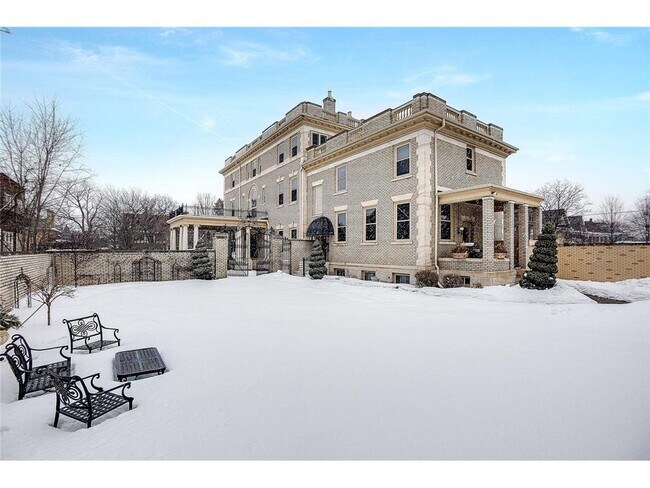 Building Photo - 808 Summit Ave