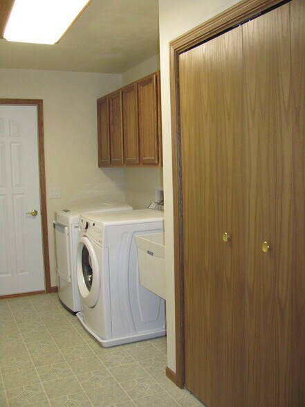 Laundry room (lower) with door to garage - 2423 Parkfield Drive