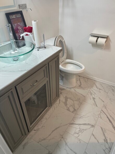 Main Bath - 232 E Mallard Cir