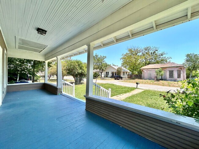 Building Photo - Inviting 2BR/1BA Single-Level Home with Po...