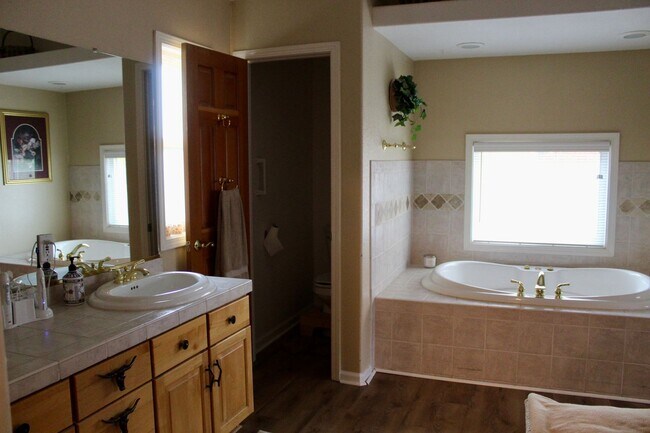 Building Photo - Gorgeous