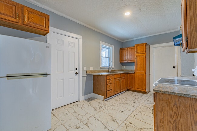 Building Photo - 383 Champlain St