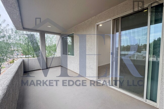 Building Photo - 3Bed/2.5Bath Townhouse at 7th St/Hatcher! Move-In Ready on 04/09/2026! -- NO HOA! ALL TILE FLOORING!