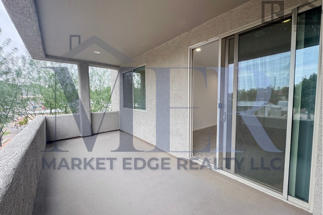 Building Photo - 3Bed/2.5Bath Townhouse at 7th St/Hatcher! Move-In Ready on 04/16/2026! -- NO HOA! ALL TILE FLOORING!