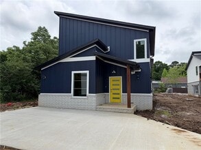 Building Photo - 916 N Sang Ave