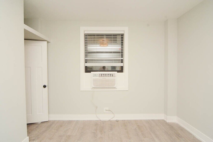 Building Photo - 533 W Belmont Ave