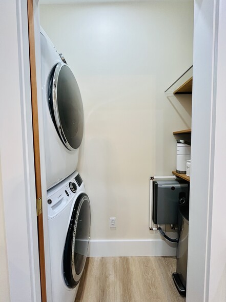 Washer/dryer - 853 W 8th St