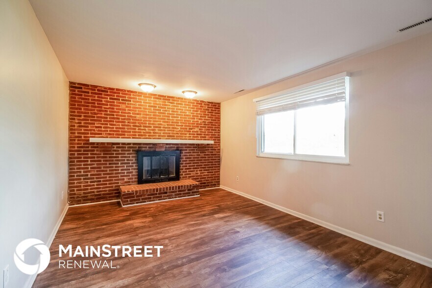 Building Photo - 1848 Tamarack Cir N