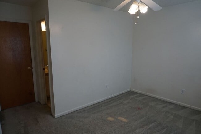 Building Photo - 2 Bedroom 2.5 Bathroom Townhome located in Marsh Oaks