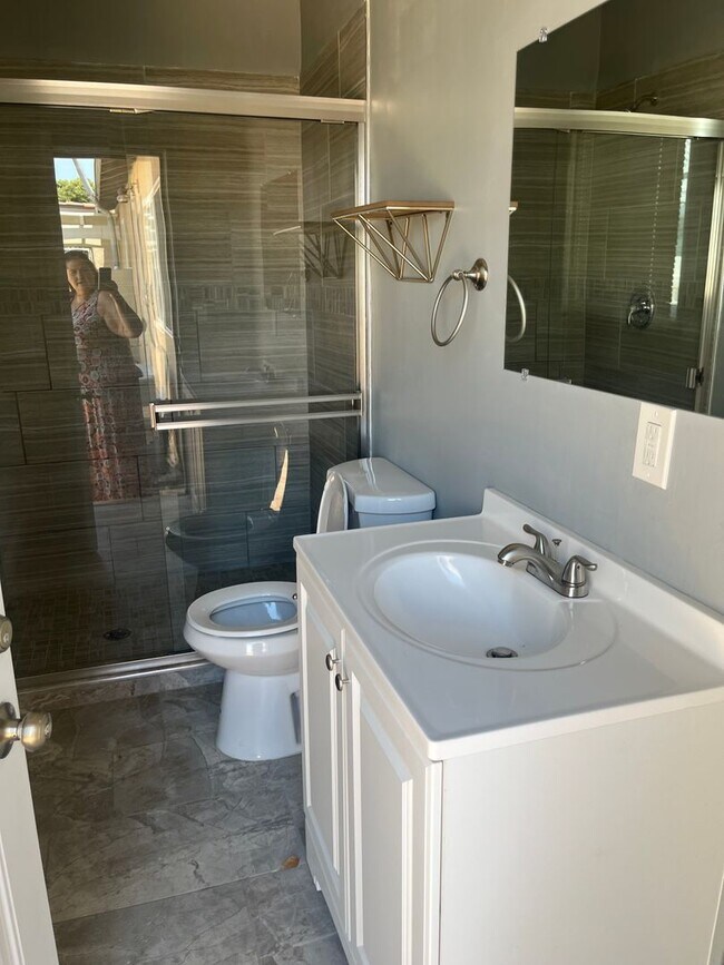 Building Photo - POOL HOME 3 BEDROOMS 3 BATHS