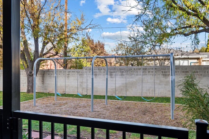 Building Photo - 1411 E Komenda Way