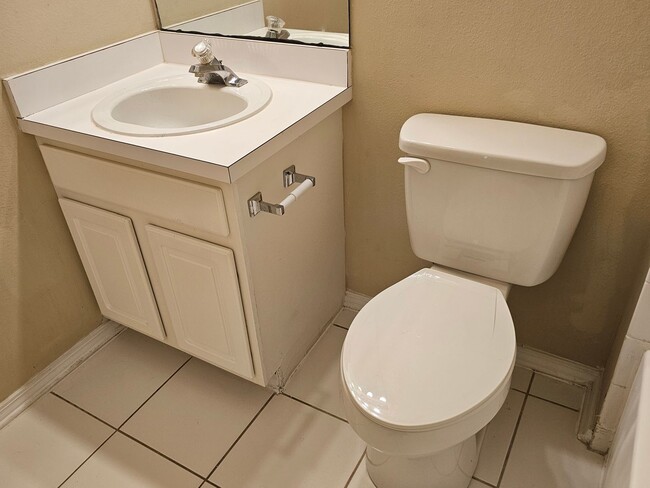 Building Photo - Brandon townhome with 2 bedrooms, 2 baths ...