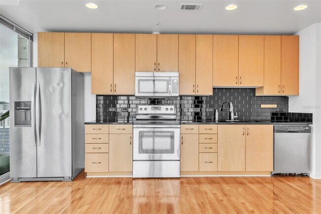 Building Photo - 777 N Ashley Dr