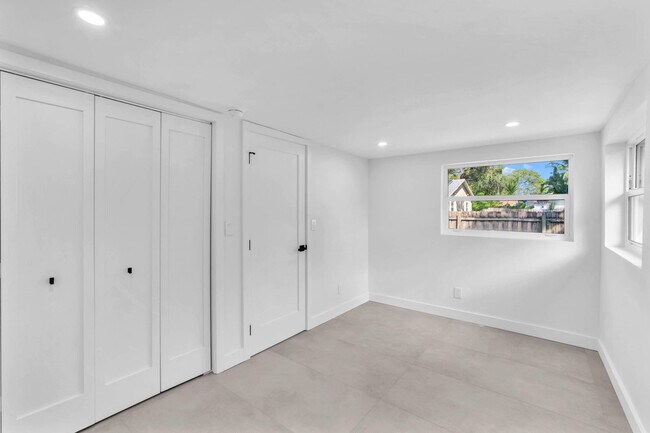 Building Photo - 4640 SW 25th Terrace