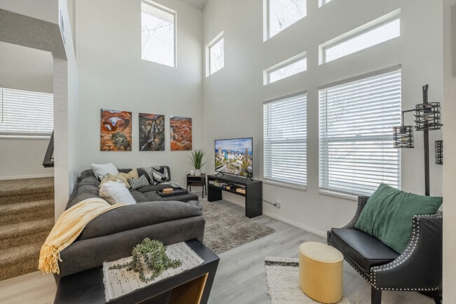 Primary Photo - 924 Lowell Ave S