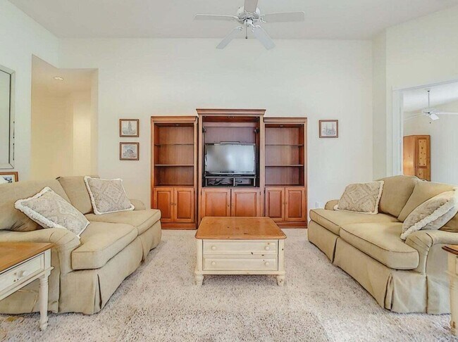 Building Photo - 8533 SE Palm Hammock Ln