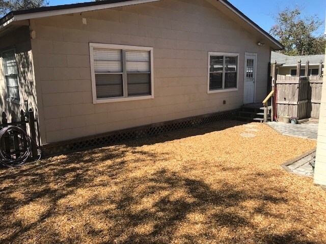 Building Photo - GREAT 3/2/1 SINGLE FAMILY HOME MINUTES TO ...