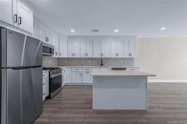 Building Photo - 110 School St