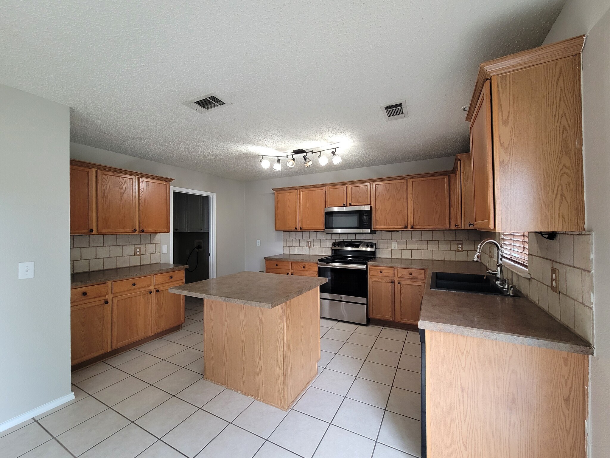 Building Photo - 4203 Falcon Dr