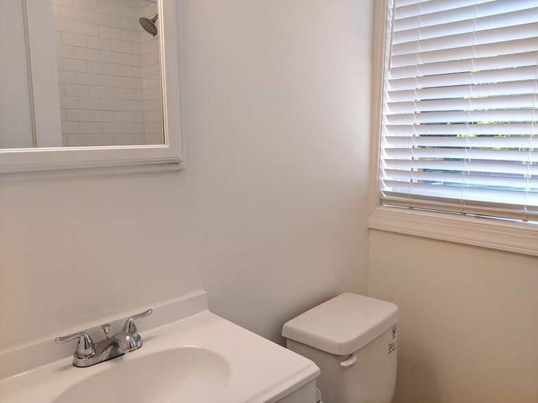 Building Photo - 4016 Calvert St NW